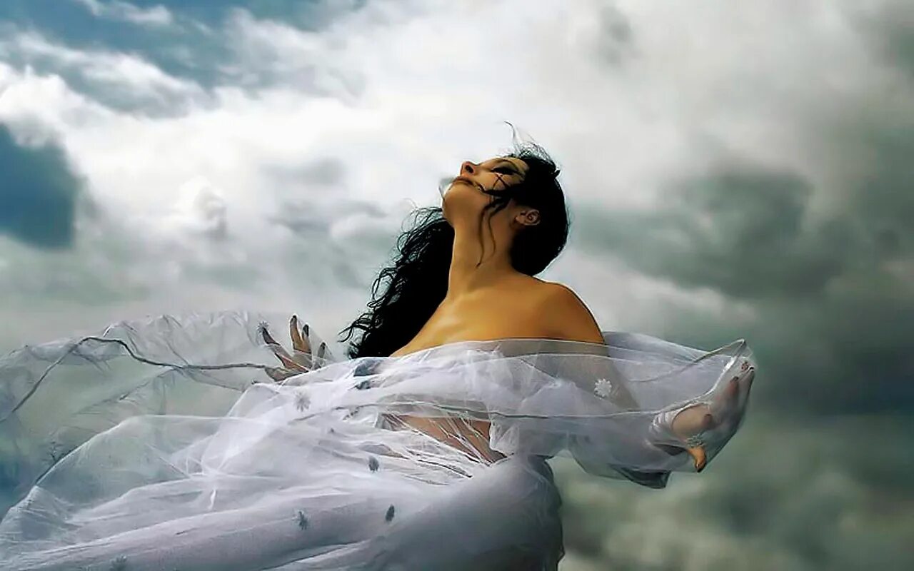 Чтоб дышать. Женщина на ветру. Стихия воздуха. Воздушная женщина. Позитивные стихи.