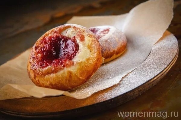 Песочный пирог каракум. Королевская ватрушка михайловский. Ватрушка с малиновым вареньем. Ватрушка с малиной. Булочки с малиновым вареньем.