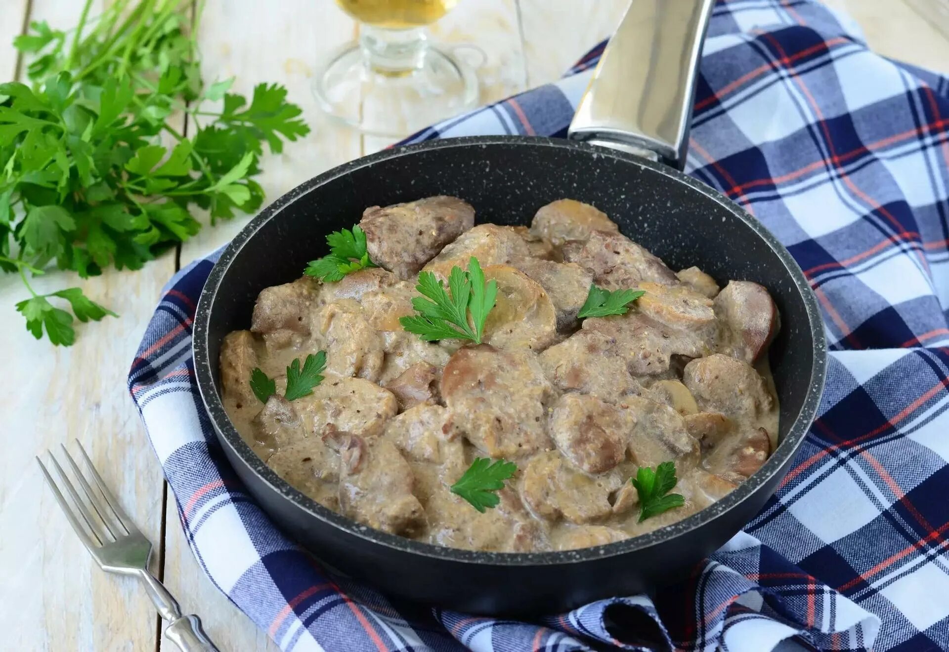 Как вкусно приготовить печень куриную с подливкой. Куриная печень в сметанном соусе. печенка в сметанном соусе. куриная печень в сметанном соусе с луком. куриная печень в сливочном соусе.