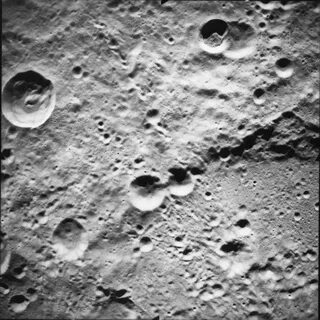 Общий вид кратеров Izsak и Izsak D. Собственно... 