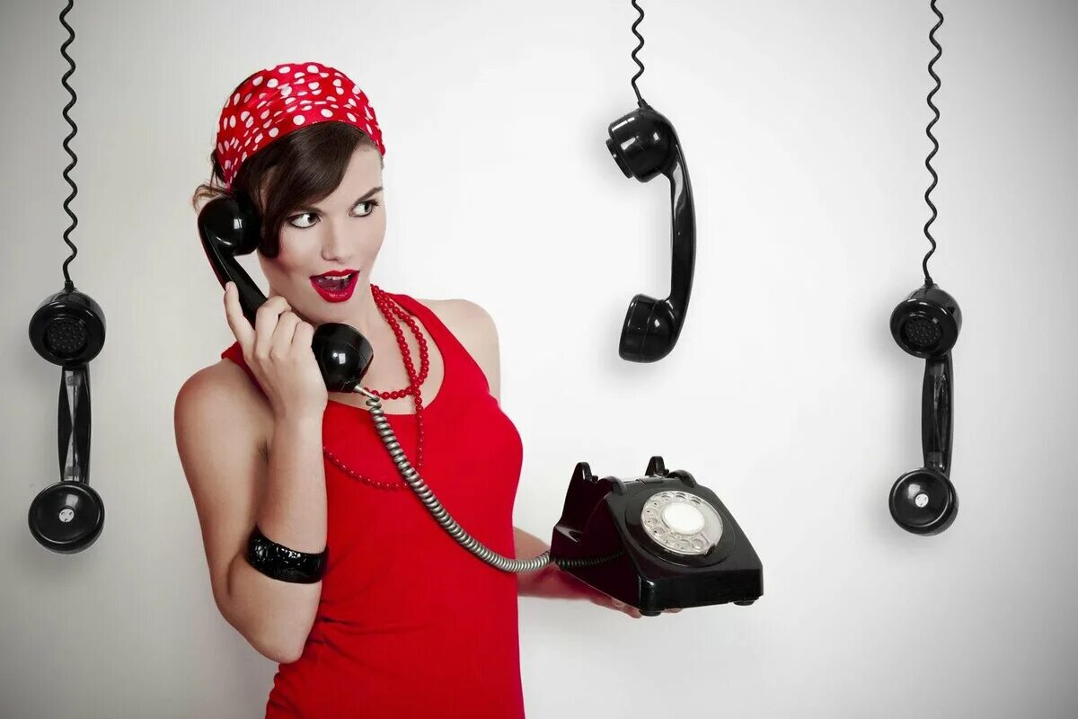 Девушка с телефоном. Девушка разговаривает по телефону. Разговор по телефону. Подойти звоните. Девушка с телефоном.