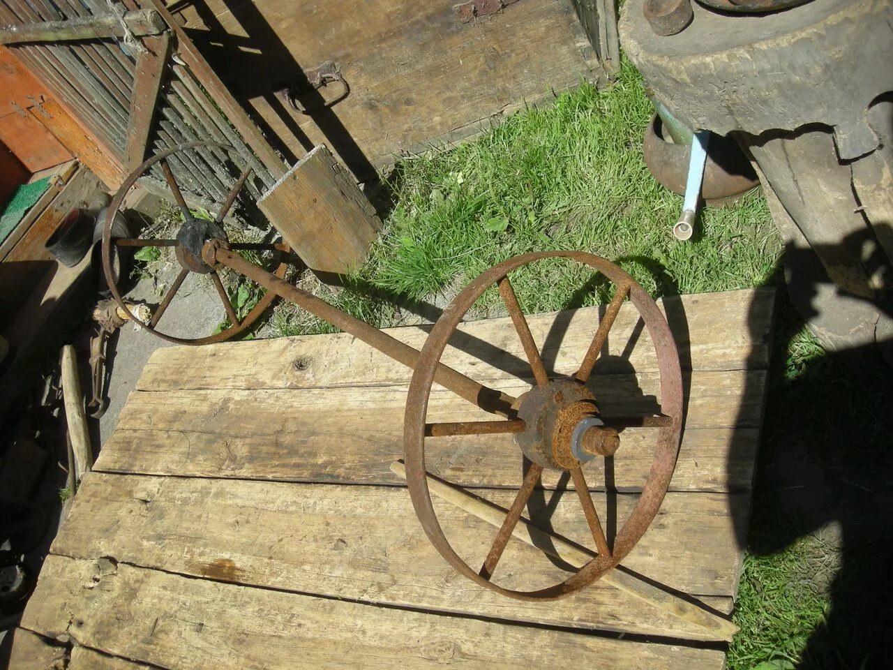 Повозка с двумя колесами на оси. Железные колеса. Железное колесо от телеги. Телега с железными колесами. Старинное колесо от телеги жезное.