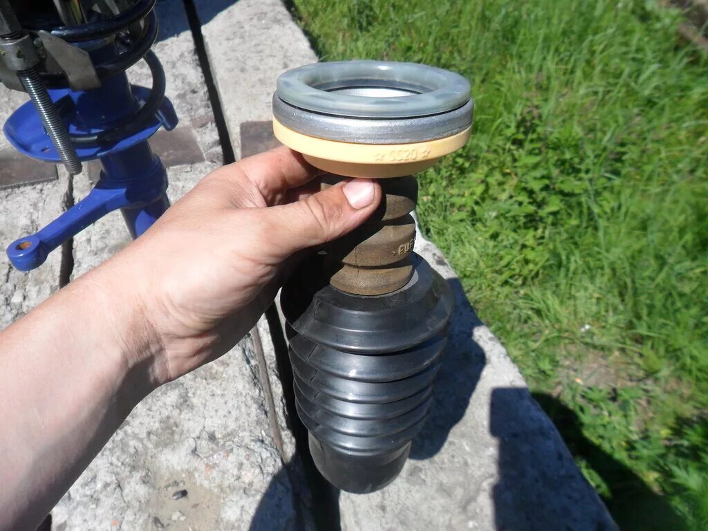 Заменить смазку в шаровых. Пыльник направляющей суппорта ниссан нр300. Как правильно одеть пыльник. Пыльник передней стойки ваз 2115. Как правильно одеть пыльник.