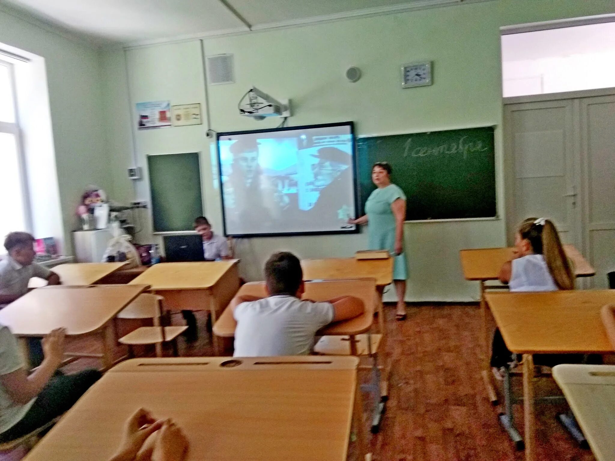 4 школа ялта. Кто создал электронный журнал фото. Школьный дневник электронный. Электронный дневник и журнал. Журнал для школы.