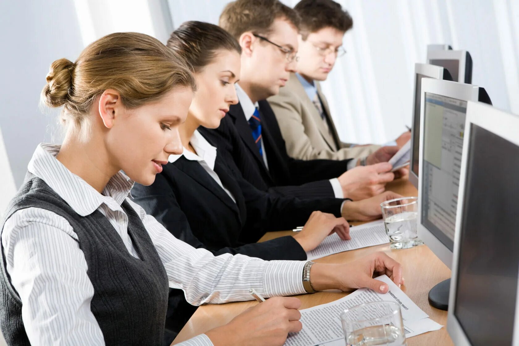 Увольняются сотрудники массово. Занятой бизнесмен. Компьютерные работники. Сокращение на работе. Сот работник.