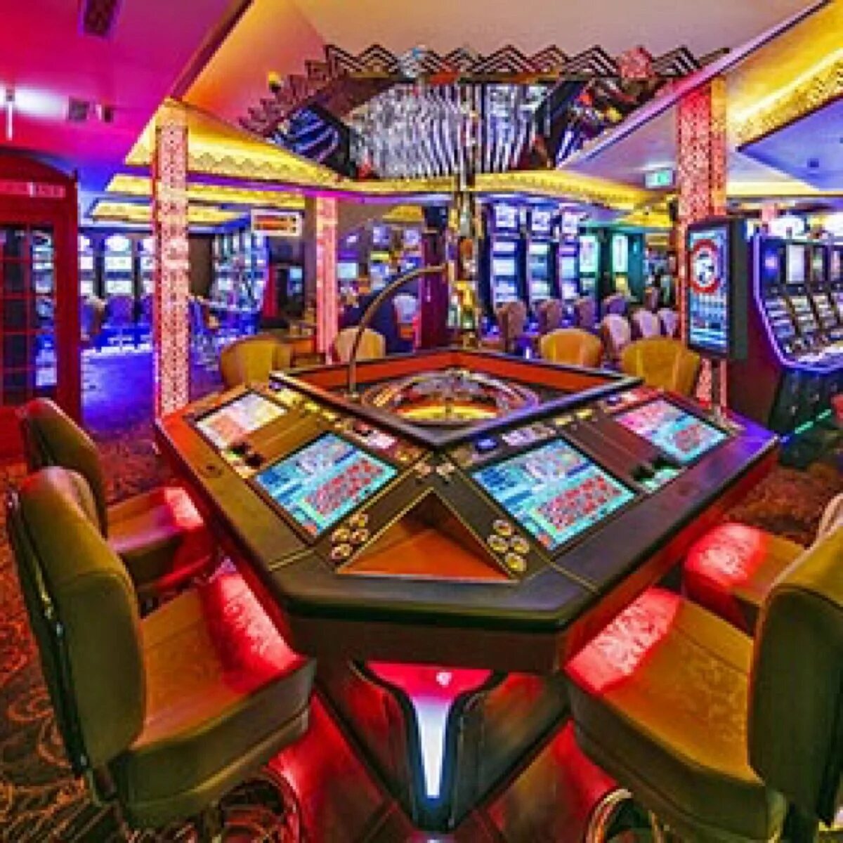 Crystal casino. Казино Кристалл и Палас. Golden Palace казино Кристалл. Казино Ривер Пелас в Киеве.