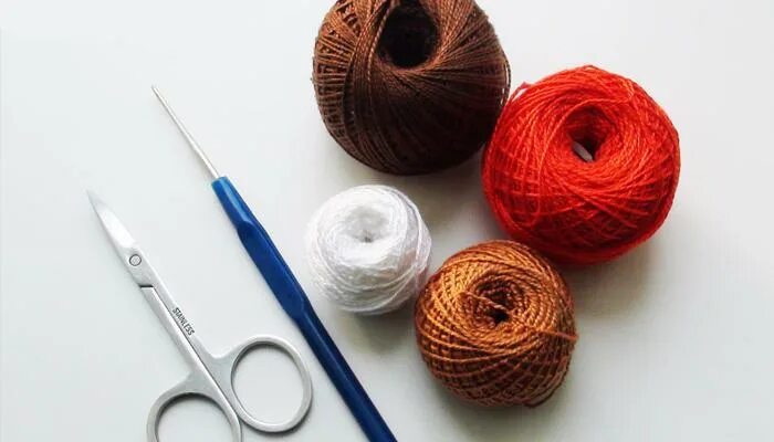 Какие материалы используют для вязания крючком. Выбор материала для вязания крючком. Нитки для вязания крючком. Какие материалы используют для вязания. Пряжа для вязания крючком.