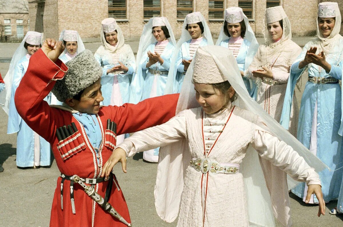 Кумыки народность дагестана. Национальный костюм народов дагестана кумыки. Дагестанская национальная одежда даргинцев. Чем занимаются народы кавказа. Народы кавказа чеченцы.