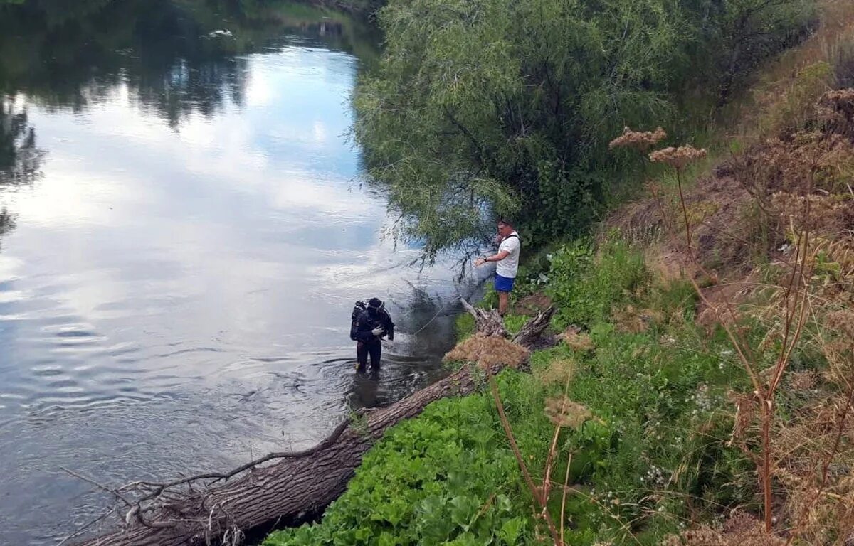 Люди на речке. Река Озерна. Парни на речке. Мастрюковские озёра Самарская область. Самара утонула