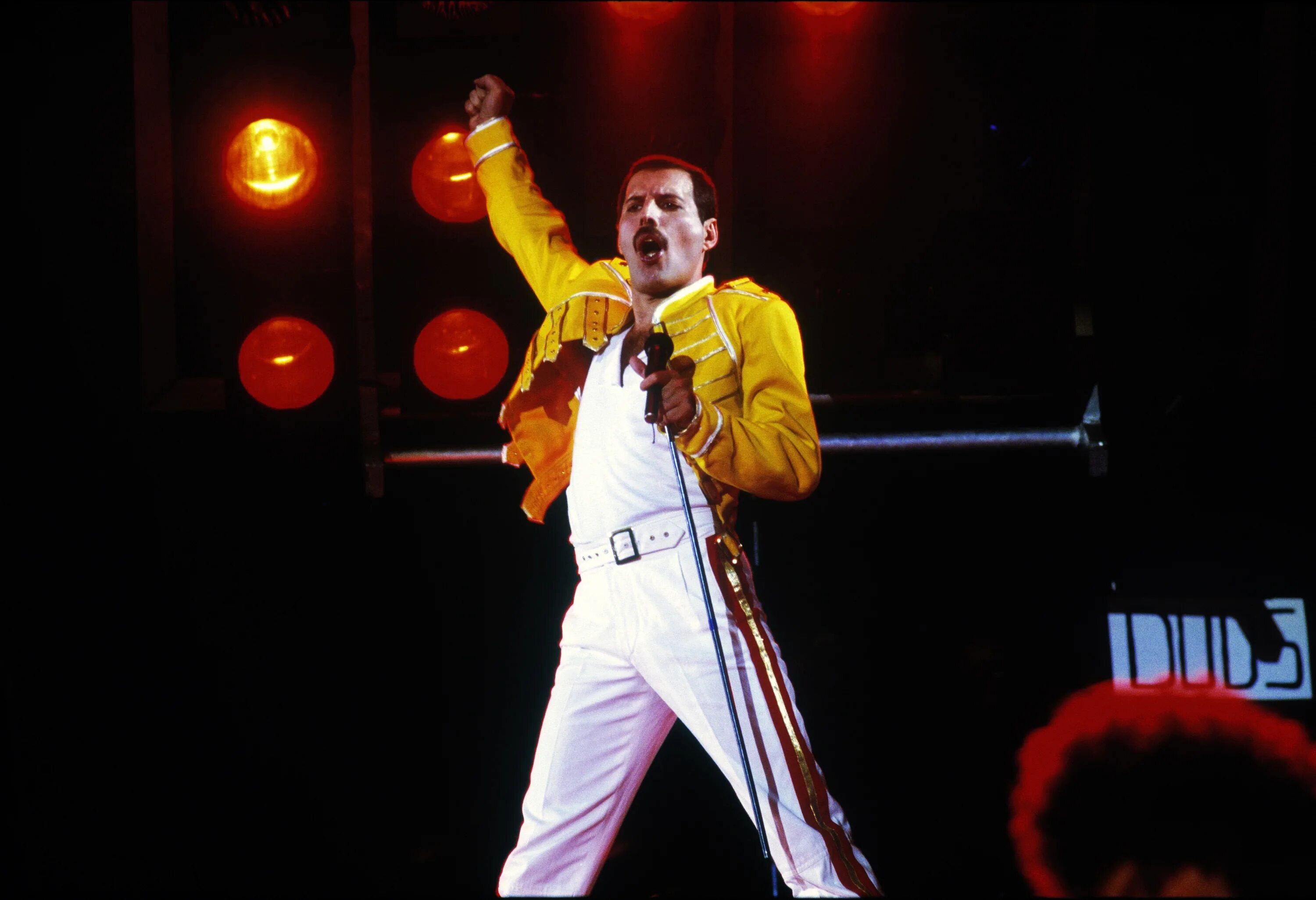 Песня queen show must go. Фредди Меркьюри Wembley 1986. Группа Квин Фредди. Группа Queen Фредди Меркьюри. Группа Квин Уэмбли.