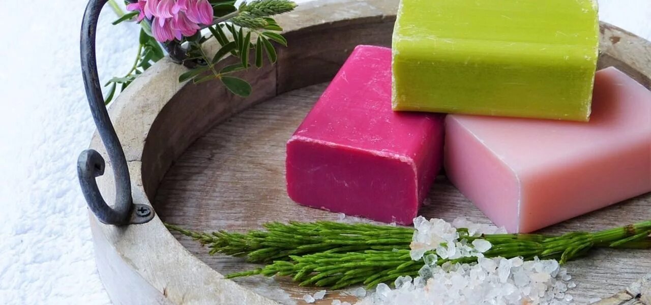 Нарезка мыла. Мыловарение. Мыловарение для детей. Нашла в доме мыло. Кусок хозяйственного мыла.