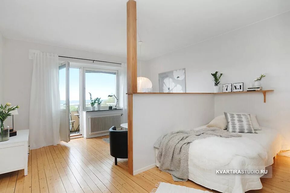 интерьер комнаты с низким потолком. двухуровневый дом с гаражом внутри. спальня в однокомнатной квартире. комната невысока. многоуровневый пол в доме.