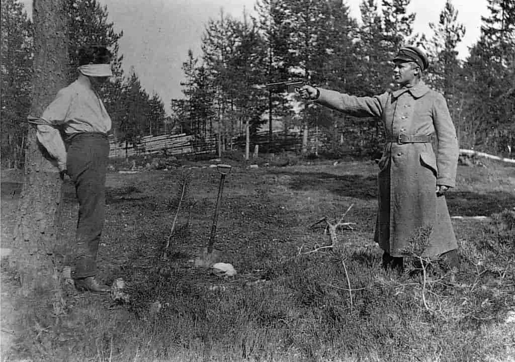 Чекистка венгерка Ремовер. Финский солдат расстреливает советского разведчика 1942.
