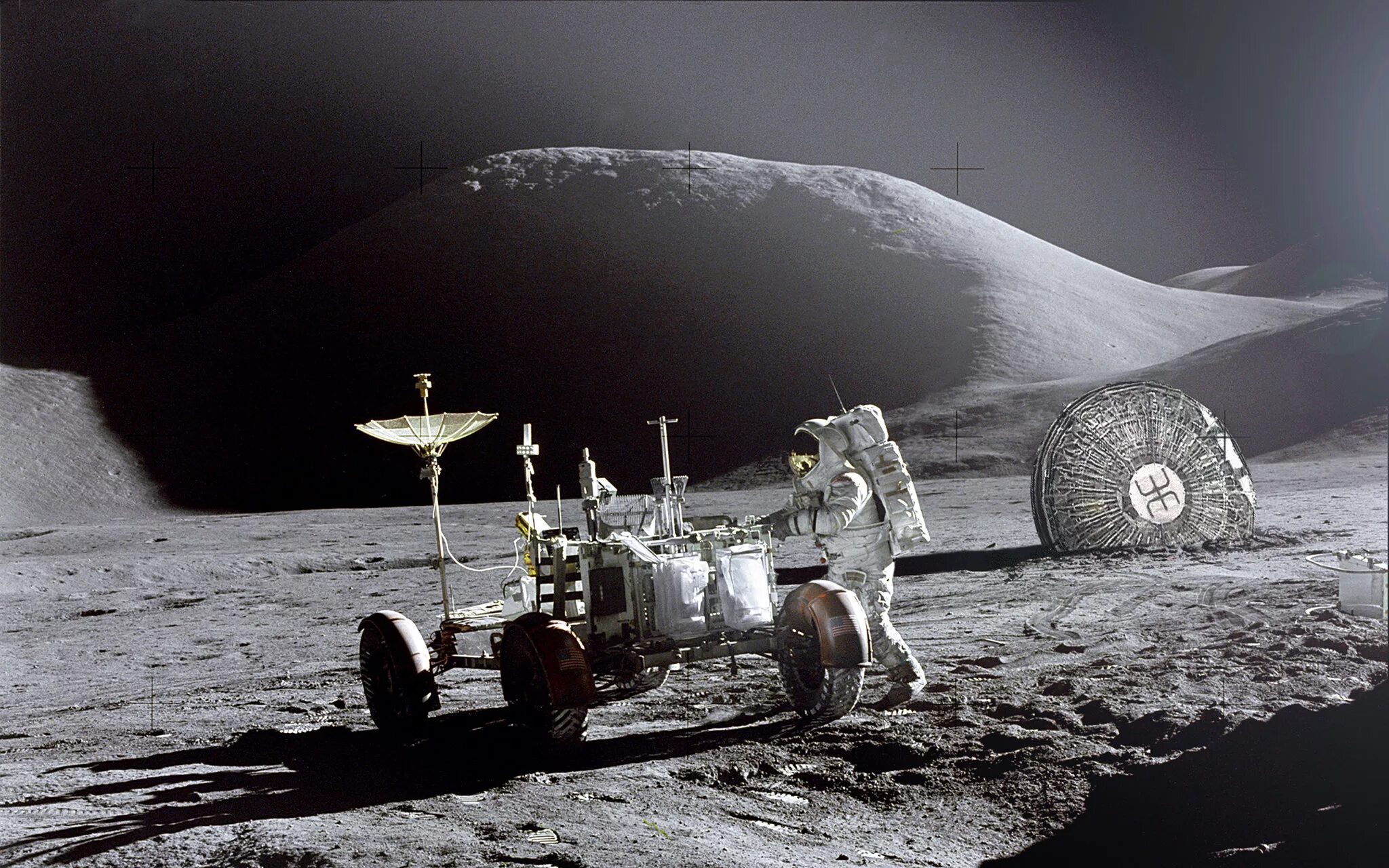 Первая космическая миссия. Аполлон-15 Уорден один на орбите. Луноход Аполлон 15. Аполлон 17 на Луне. Американские астронавты Аполлон 15.
