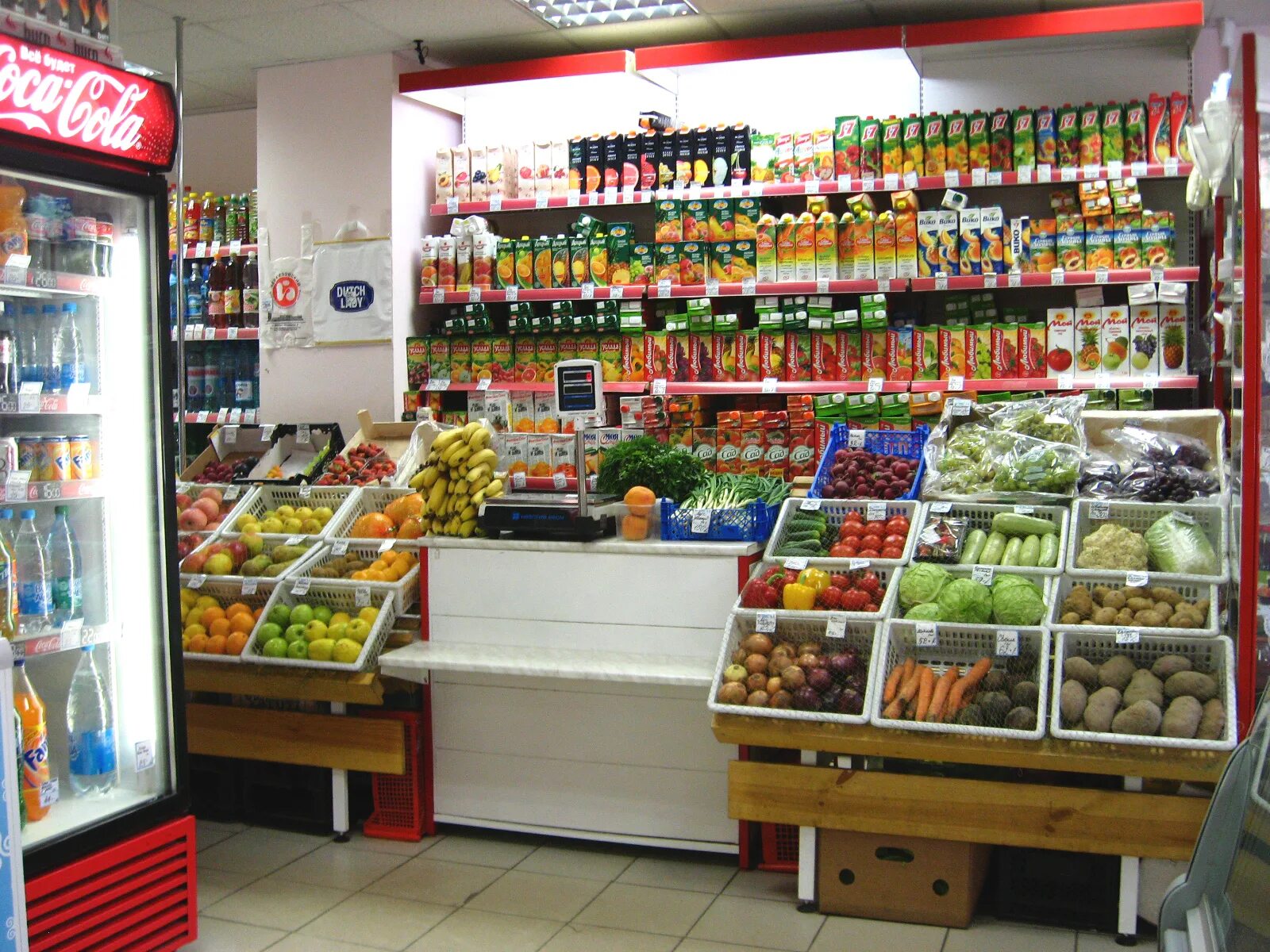 Маленький продуктовый магазин. Товары в магазине. Продуктовый магазин. Магазин продукты. Что продавать в магазине продуктов.