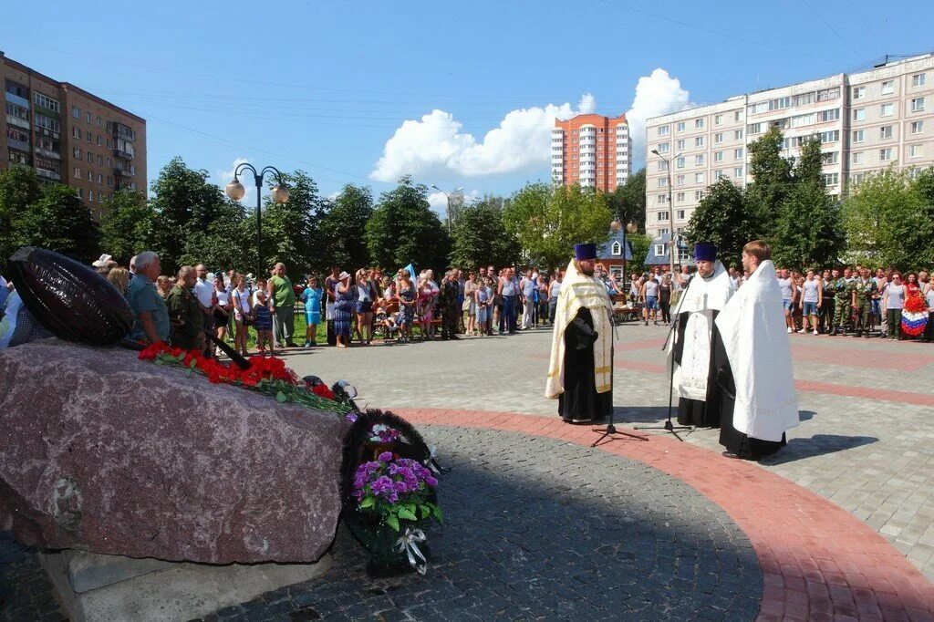 Черный тюльпан в городе Серпухов. Серпухов тюльпан памятник. Памятник чёрный тюльпан в городе Серпухов. Черный тюльпан серпухов