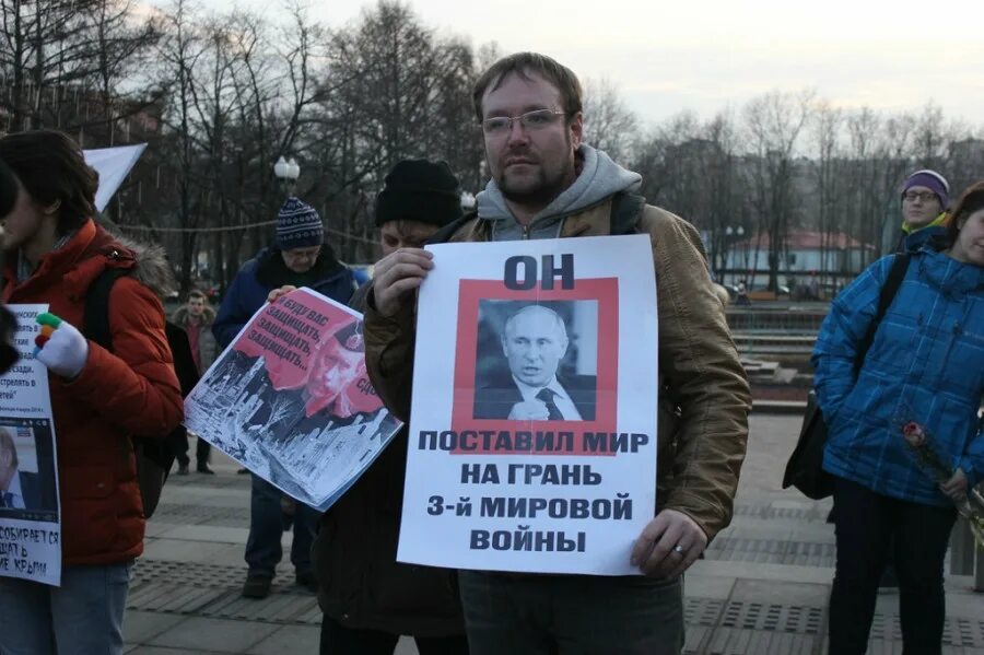 Нужно всем быть против войны. Протич войны. Против Путина против войны. Пикетирования против войны. Тихий пикет нет войне.