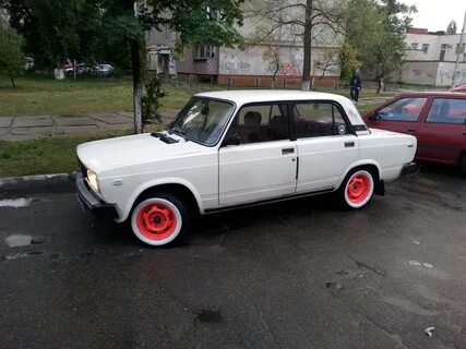 Красно белый ваз
