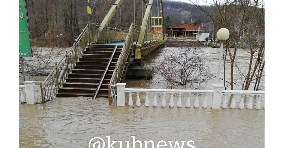 Погода на месяц горячий ключ краснодарского края. Горячий ключ паводок. Горячий ключ набережная. Потоп горячий ключ 2021. Горячий ключ наводнение.