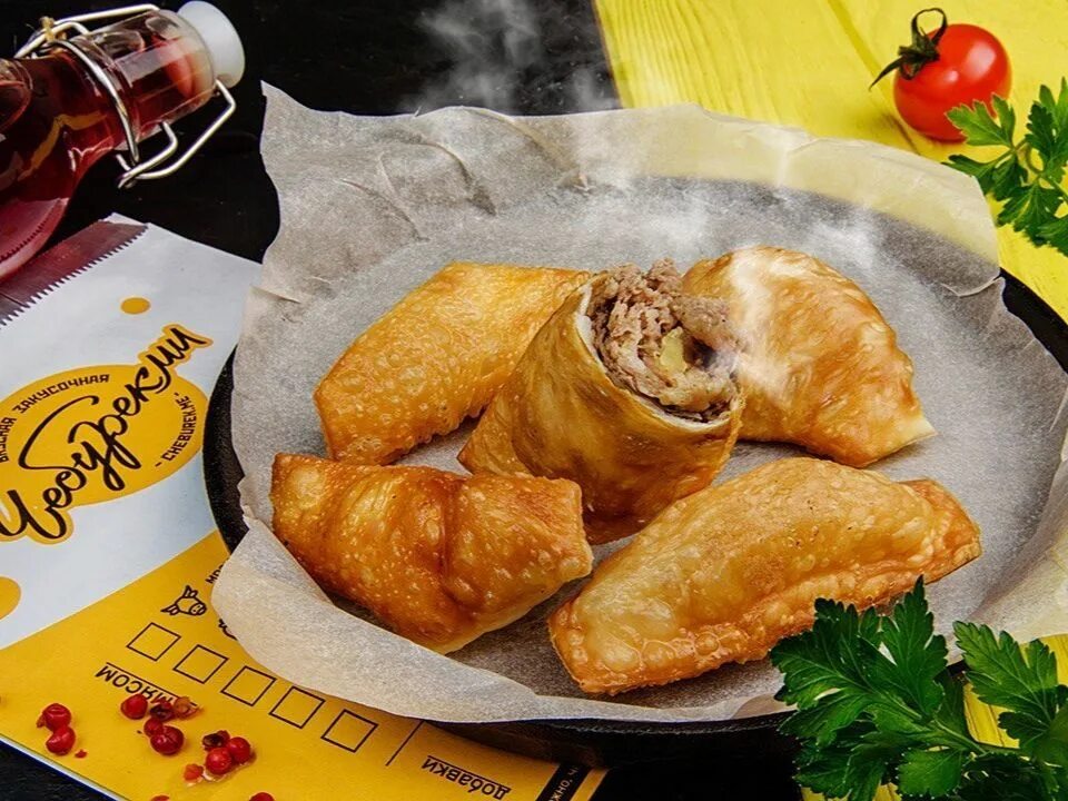 Чебурек с мраморной говядиной. Чебурек. Сочный чебурек во рту. Бахчисарай чебуреки. Тесто для чебуреков как в чебуречной ссср.