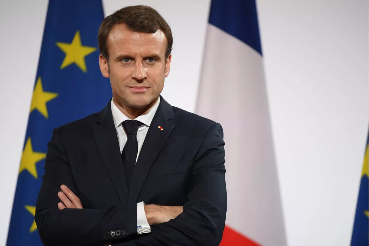 Фото президента франции. Франция Эммануэль Макрон. Эммануэль Макрон с флагом Франции.