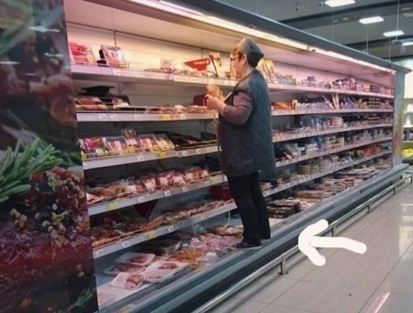 Продавец лежит на прилавке. С ногами на прилавок в продуктовом магазине. Продавец прилавка. Ноги на прилавке. Грязные полки в магазине.