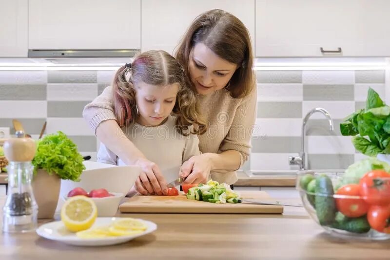 Дочка нагишом на кухне. Mother and daughter Cooking. Мама и дочка на кухне творог. До обеда у мамы и лизы было