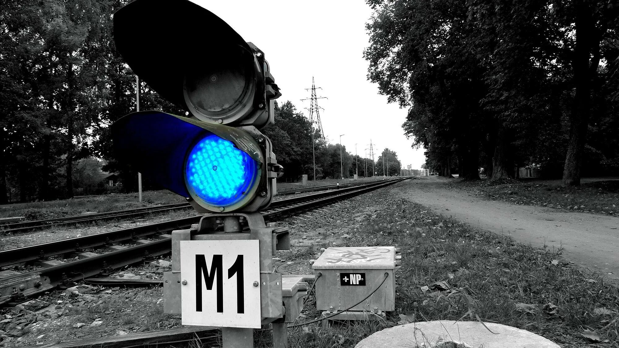 Синий сигнал. Синий маневровый светофор. синий сигнал маневрового светофора. ржд маневровый светофор лунно белый. жд светофор.