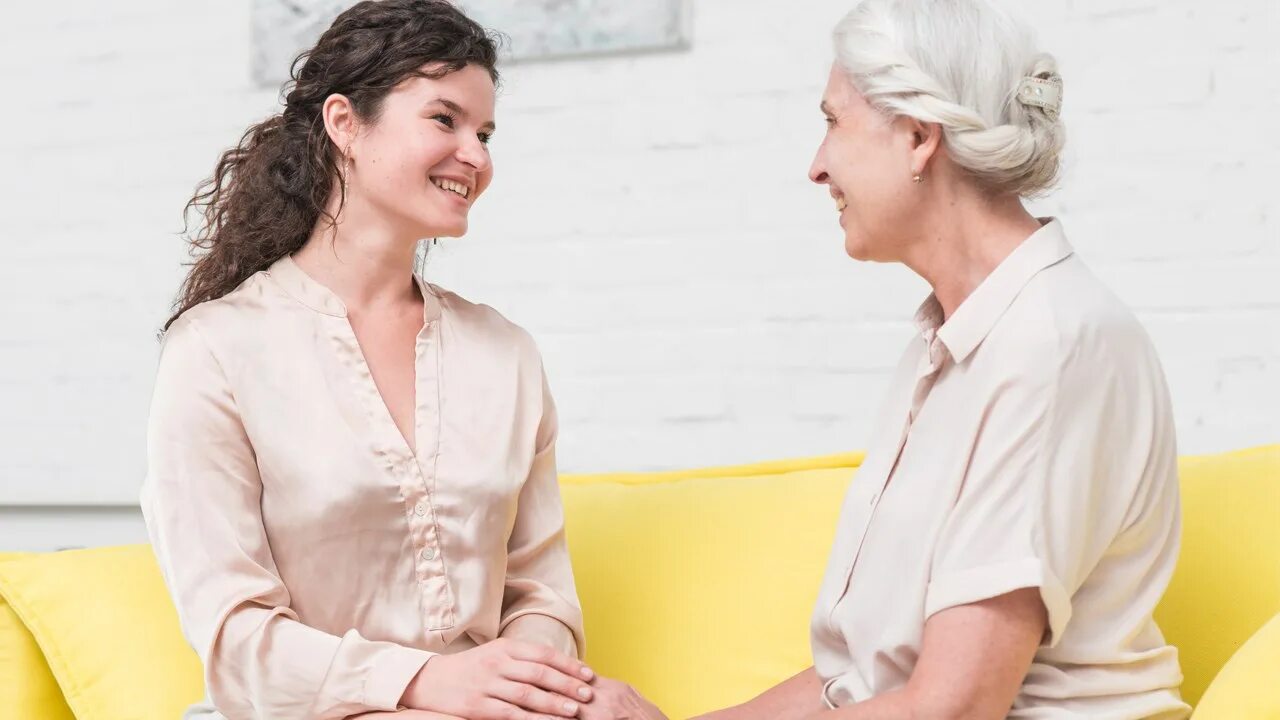 Мать и взрослая дочь. Пожилые подруги. Разговор двух пенсионерок. Разговоры с женщиной постарше. Разговоры с женщиной постарше.