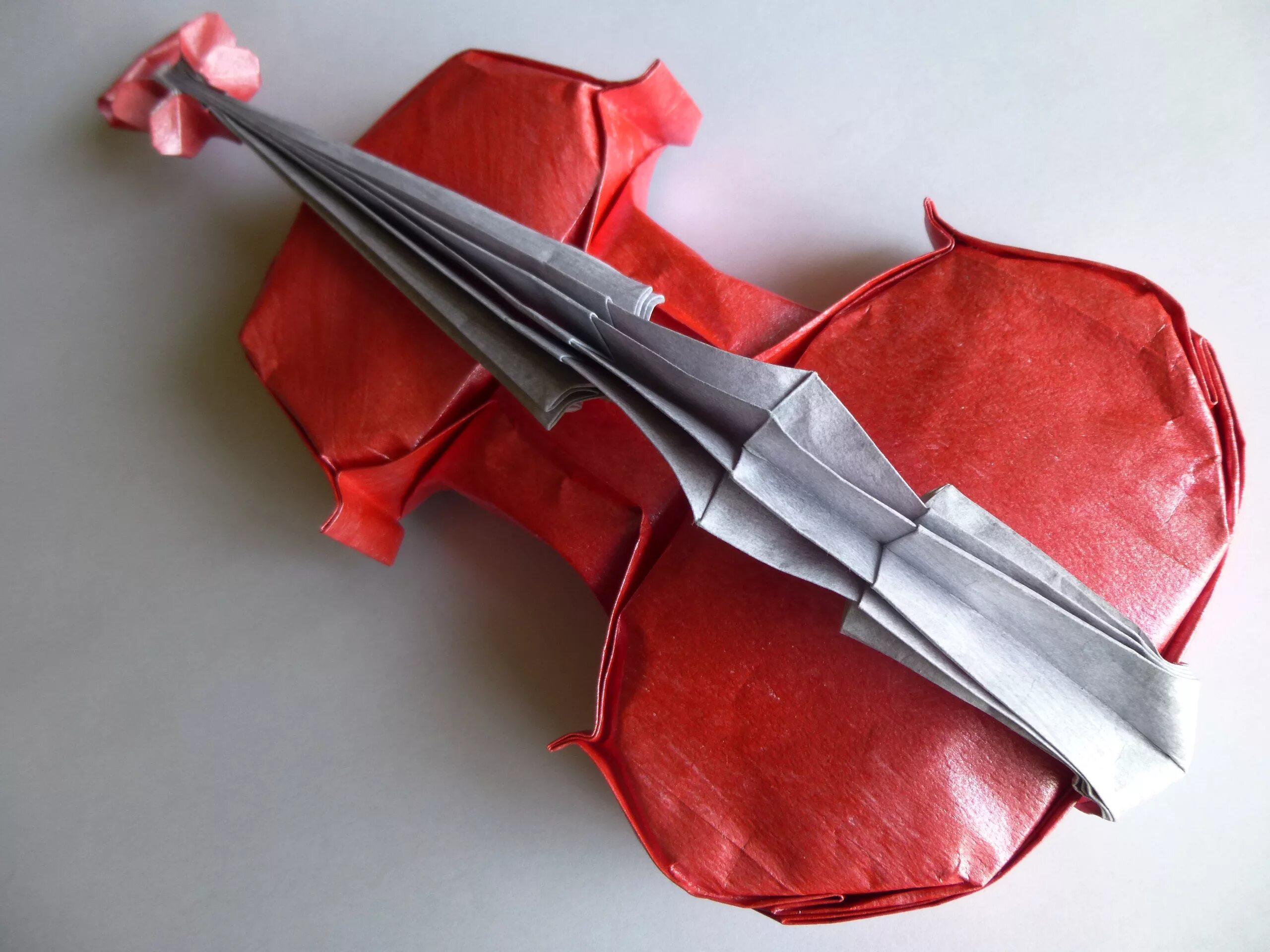 гармошка из бумаги. поделки из бумаги без клея и ножниц. строительные инструменты. макеты музыкальных инструментов для вырезания. микрофон из бумаги.