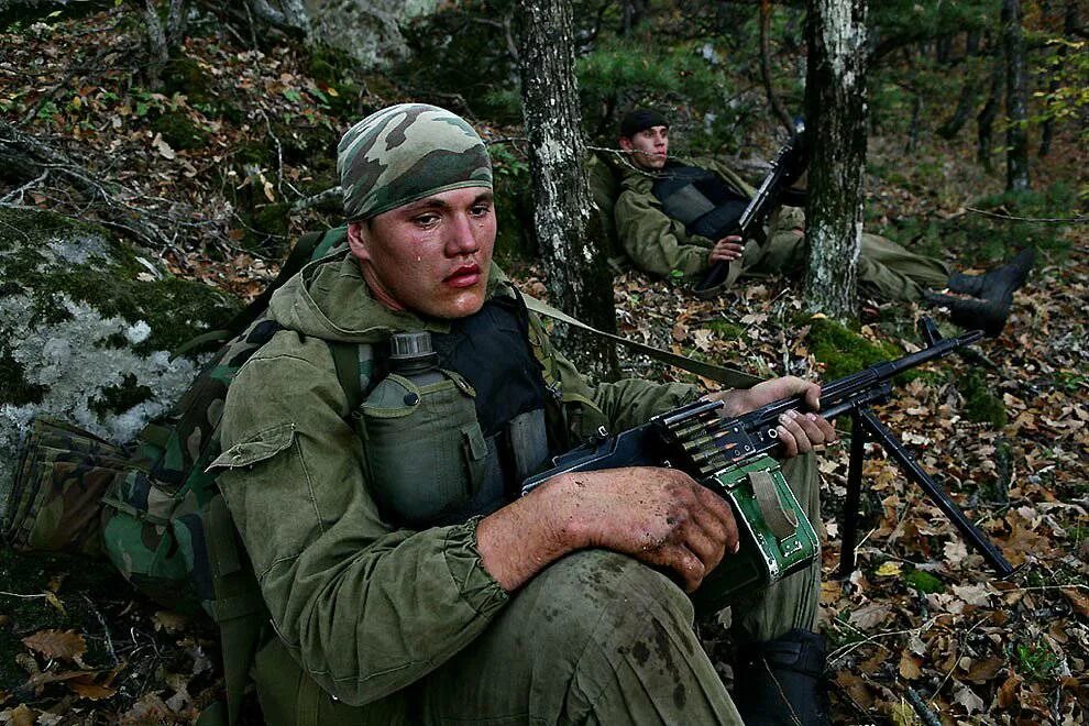 Связанный русский солдат. Русские солдаты в Чечне.