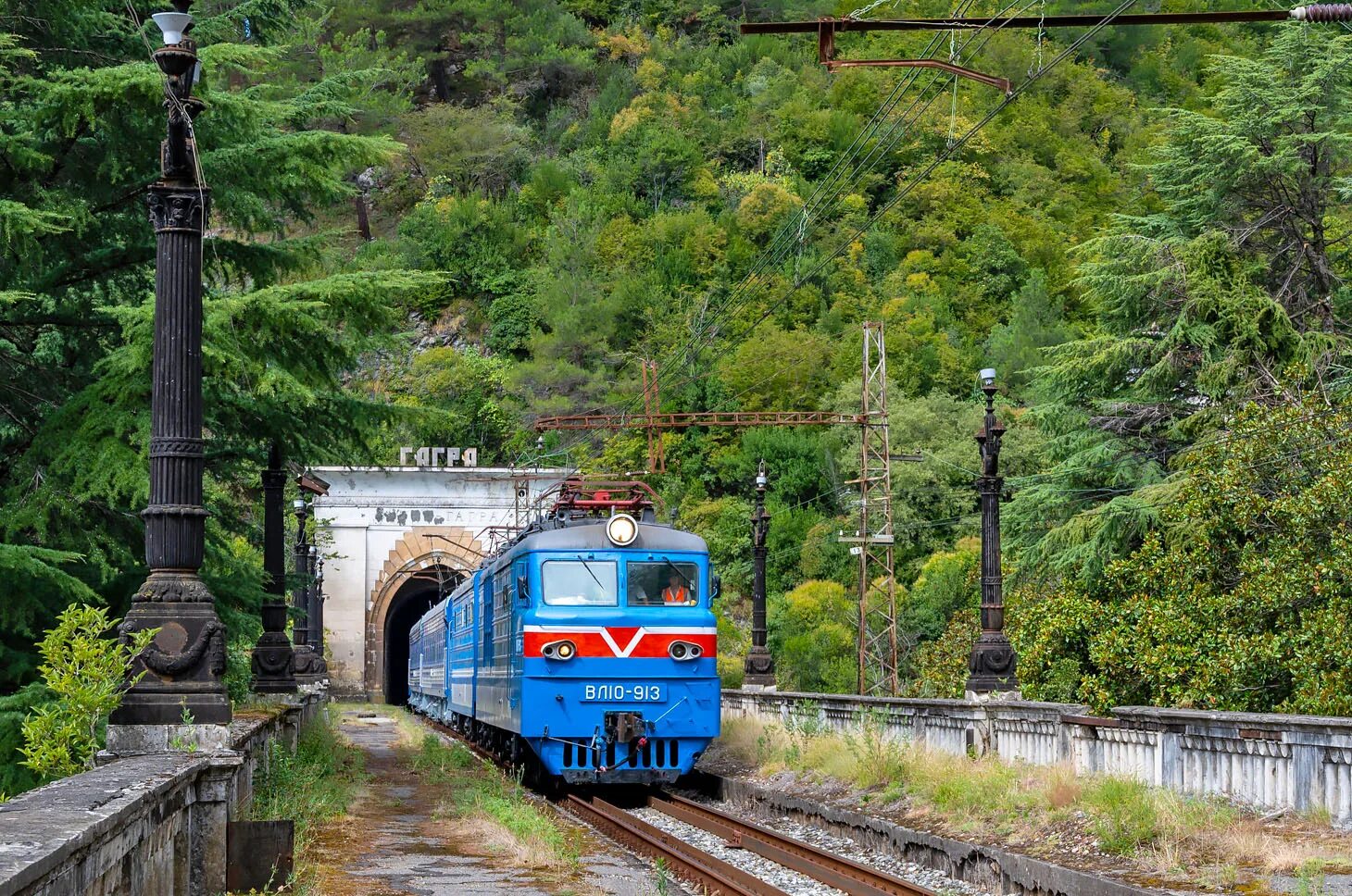 Есть ли поезд в сочи. Железная дорога Адлер Сухум. Туристический поезд «Сочи» Туапсе – Сочи – Гагра. Вл 10 Туапсе Гагра. Абхазия железная дорога Сухум.