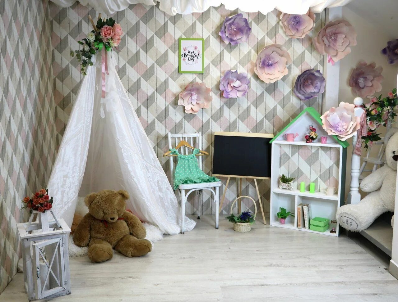 Фотозона в стиле алиса в стране чудес. Фотозоны в саду. Декорации для фотосъемки. Фотозоны для детей. Шарарам 2009.