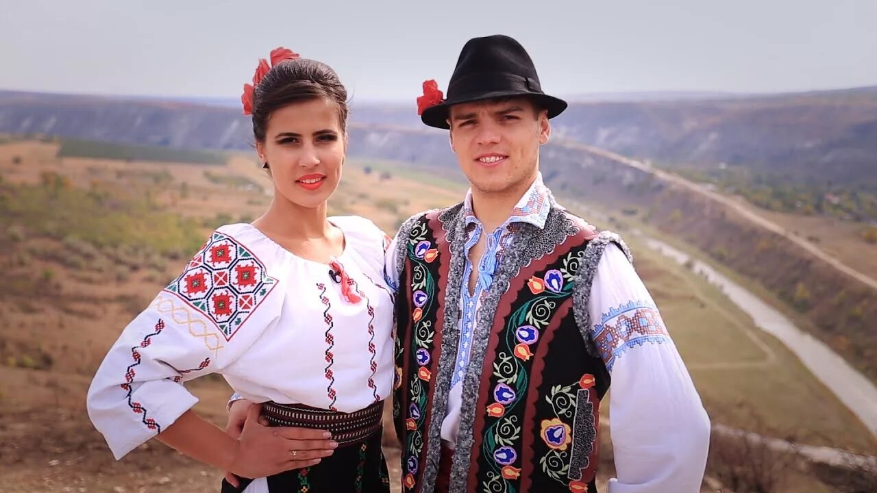 Сколько лет молдове. Национальная одежда румынцев и Молдовы. Молдавия народ внешность. Молдаване. Румыны и молдаване.