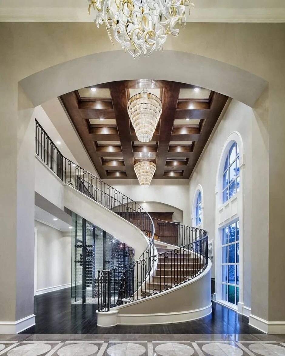 Потолок ступеньки. Потолки в холле с лестницей. Лестница в вестибюле. Красивые холлы в домах. Большой Холл.