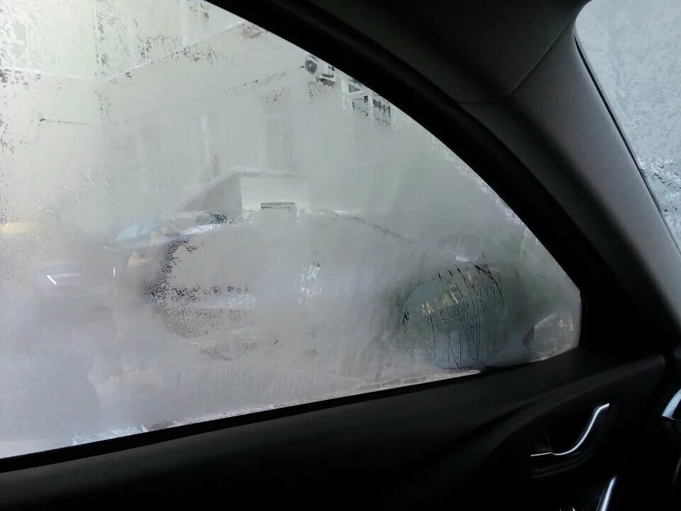 Запотевает стекло в дождь. Запотели стекла автомобиля. Запотевают стекла в авто. Запотело стекло в авто. Запотевшие окна в машине.