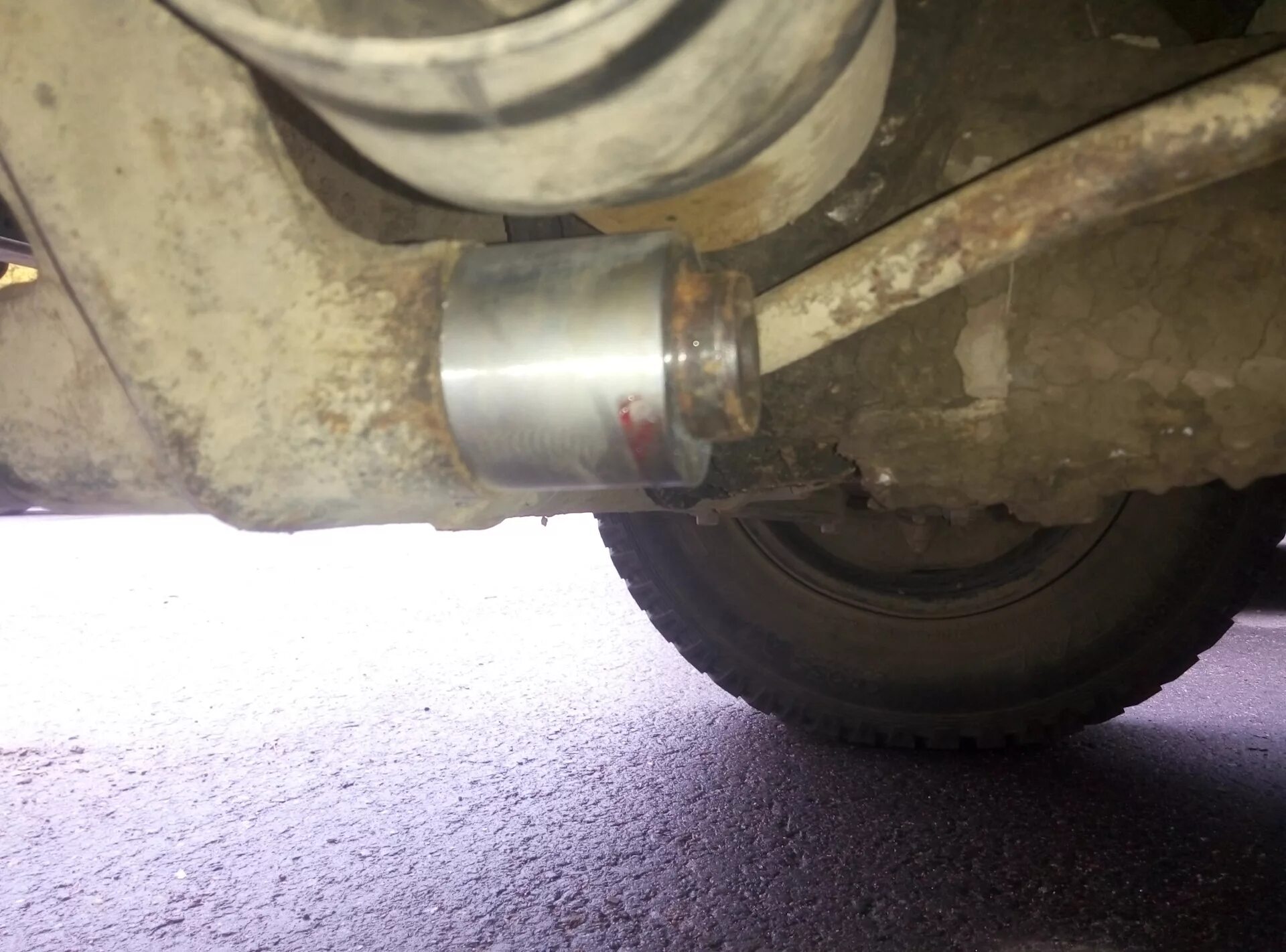 Кастер на ниве 2121. Кастор нива 2121. Кастер нива. Ось верхнего рычага нива кастор +. Угол кастера передней подвески ниссан.