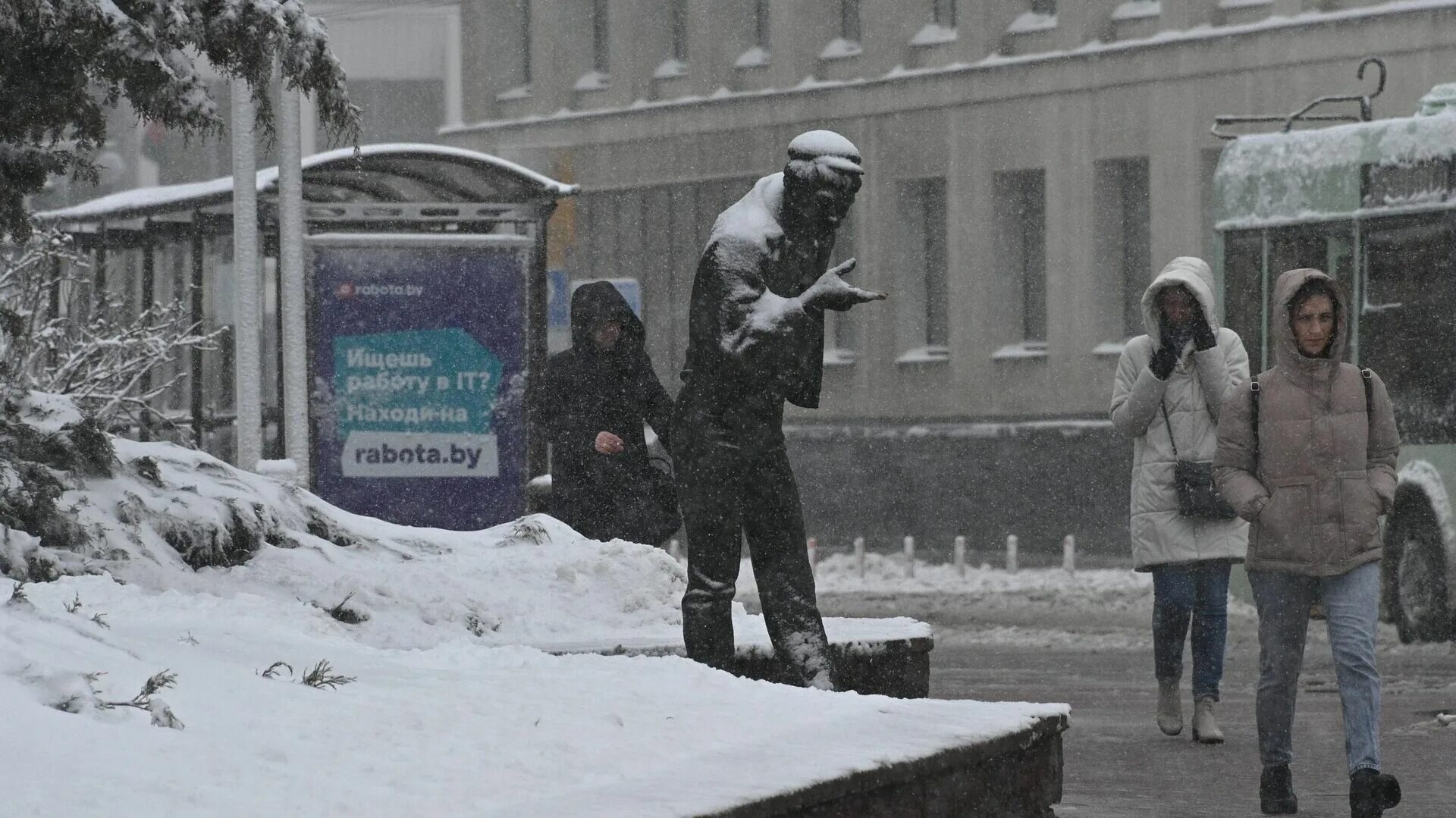 Российские улицы зимой. Снегопад. Снег в Минске. Снег в Минске сегодня. Минск погода время