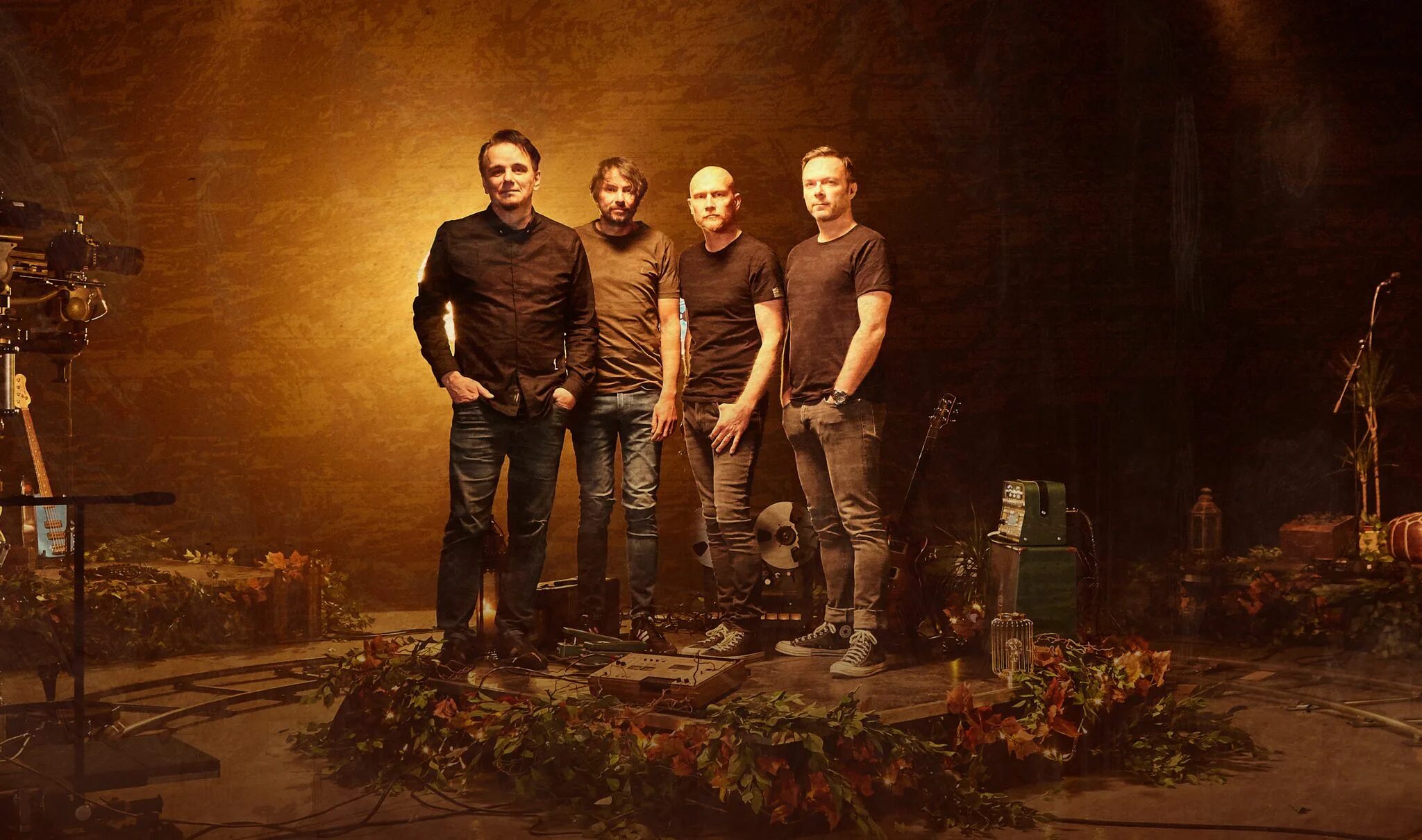 Waters of nothing. Группа the Pineapple Thief. The Pineapple Thief Британская группа. The Pineapple Thief nothing but the Truth 2021. Группа the Pineapple Thief - give it back.