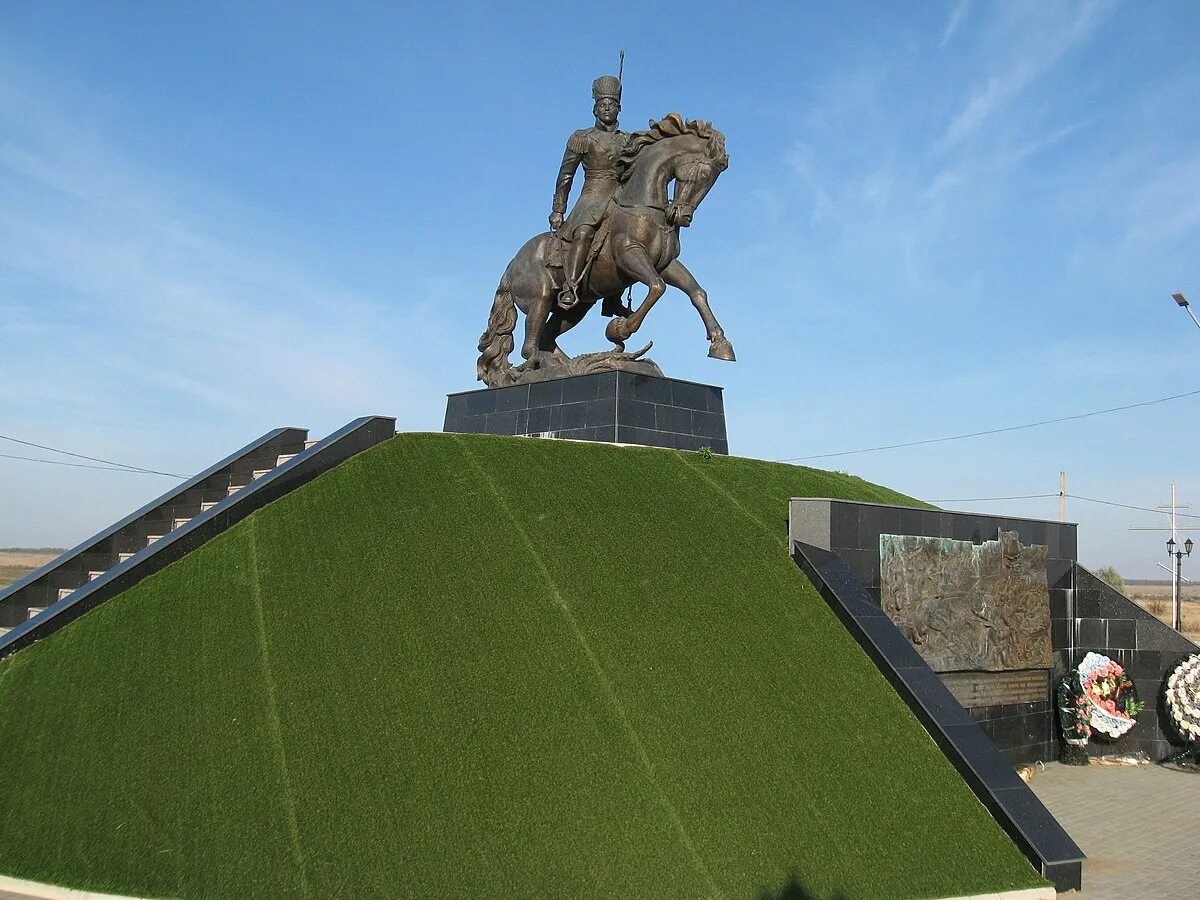 Хутор богомолов ставропольский край. Памятник Платову в Новочеркасске. Богомолов Ставропольский край памятник Платову. Памятник м. и. Платову. Памятник Платову Хутор Богомолов Ставропольский край.