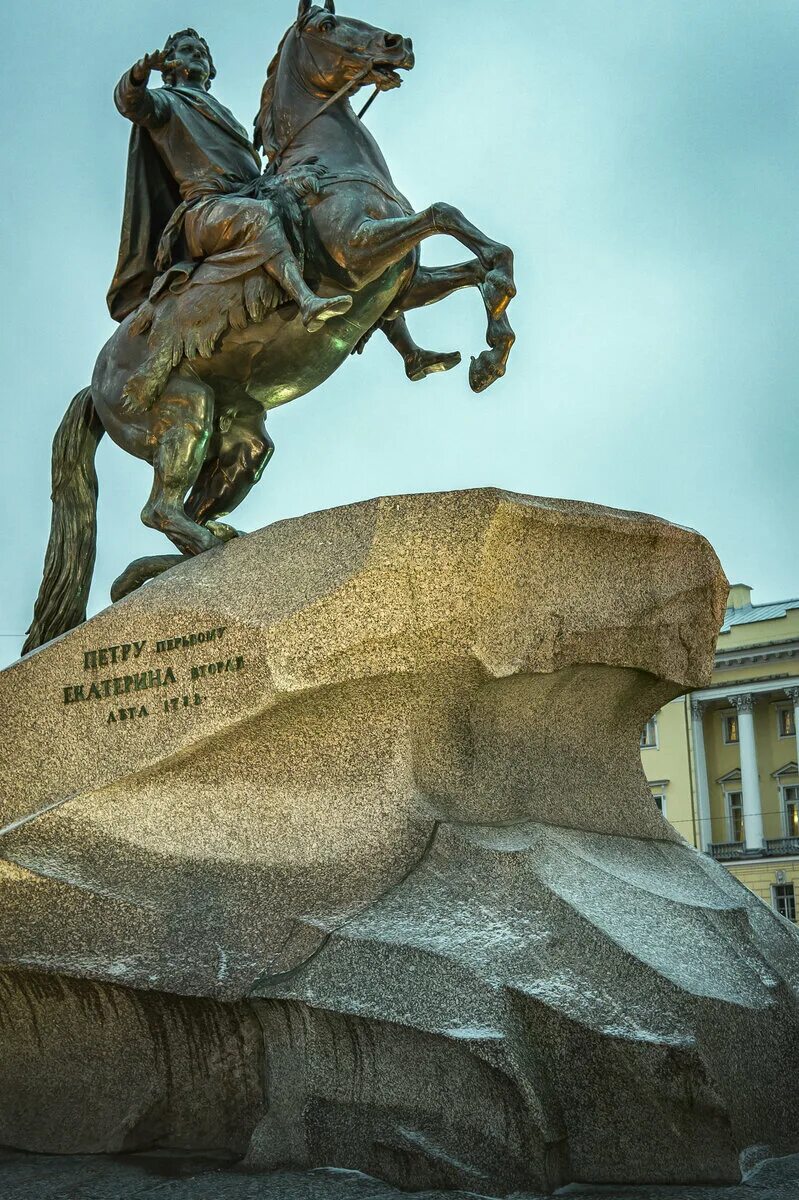 Какие памятники были созданы xi. Медный всадник памятник в Санкт-Петербурге. Памятник Петру 1 в Санкт-Петербурге медный всадник. Медный всадник памятник Петру 1. Медный всадник Санкт Петербу.