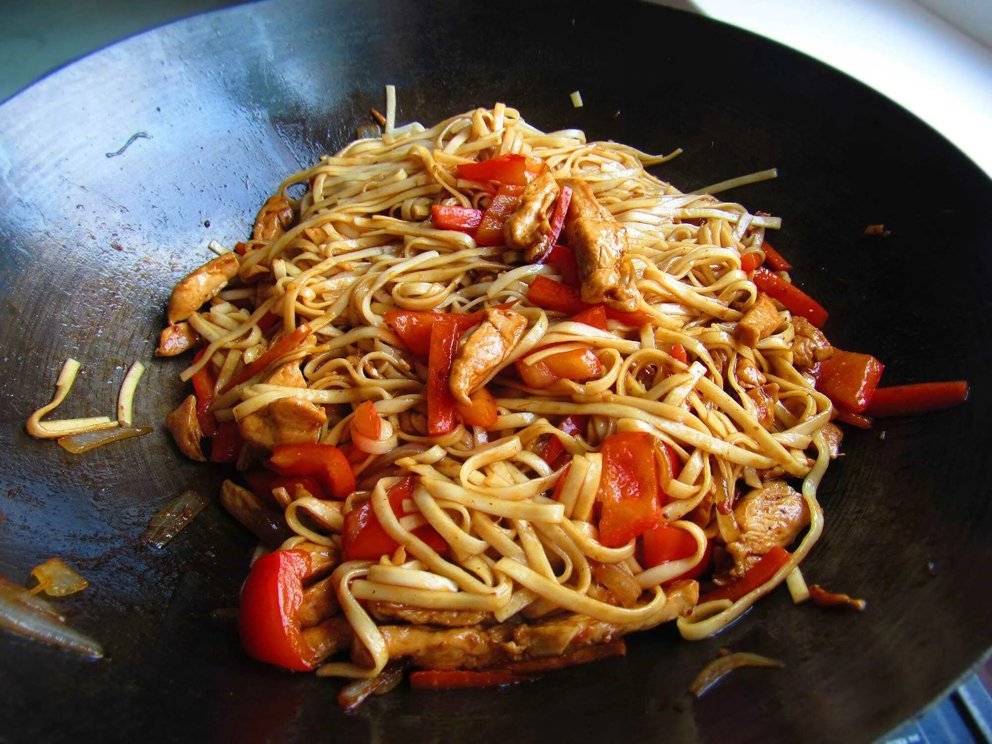 Лапша перья. Yellow curry лапша. Лапша яичная «домашняя». Спагетти альфредо. Домашняя лапша рецепт с соусом.