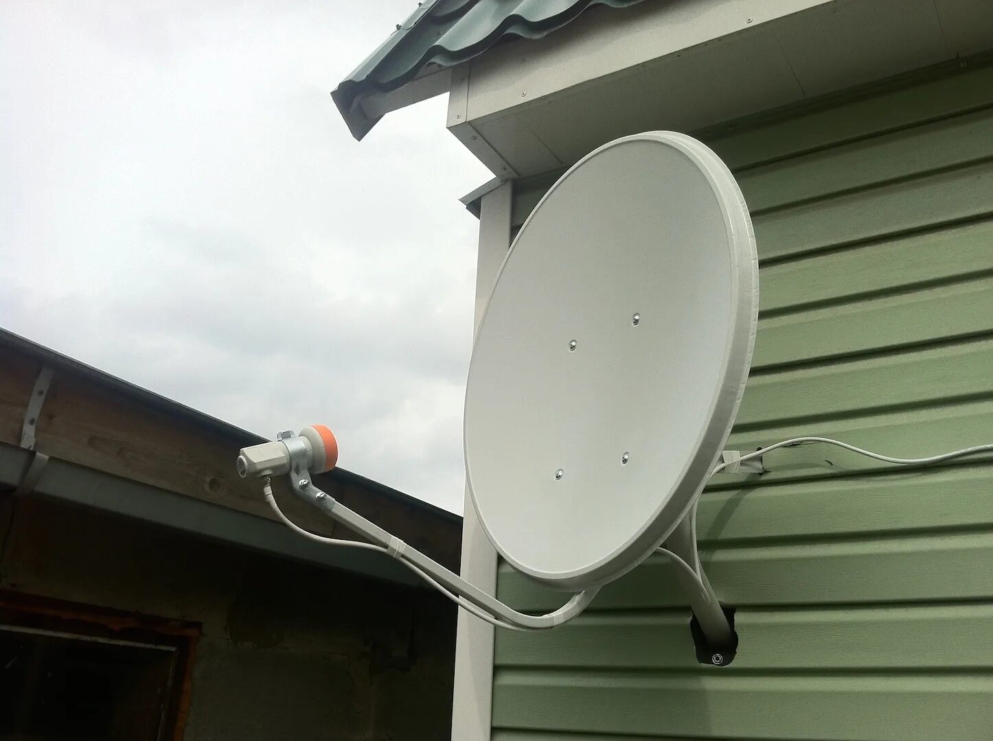 Как установить тарелку. Спутниковая тарелка антенна триколор тв 23. Конвектор для спутниковой антенны ямал 601. Регулировка триколор антенны тв самостоятельно. Схема монтажа спутниковой антенны.