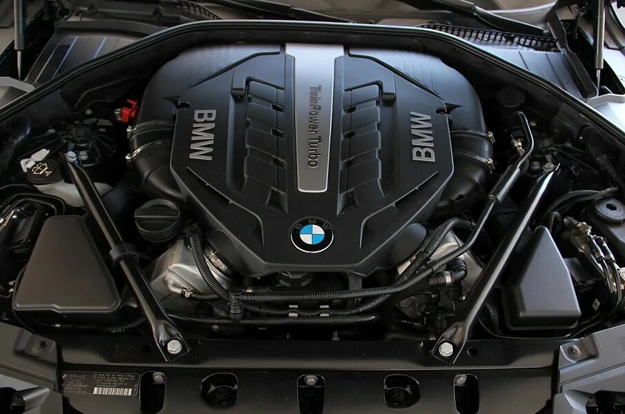 Двигатель бмв 750. BMW 750li мотор. БМВ 750 li 2018 двигатель. BMW 750 s63 мотор. БМВ 750li 2021 двигатель.