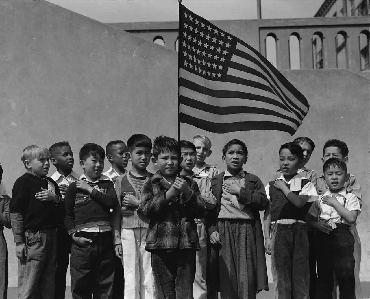 Сша в 1942 году. Лагеря для интернированных японцев в сша. лагеря для японцев в сша во время второй мировой войны. концентрационный лагерь для японцев в америке. интернирование японцев в сша.