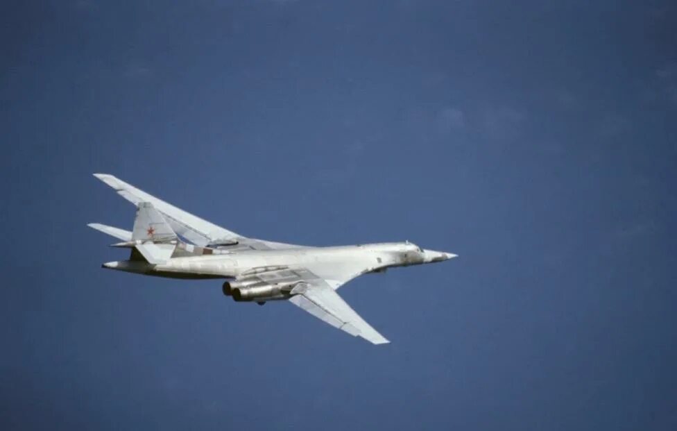 Стратегический бомбардировщик ту-160. Стратегический бомбардировщик ту-160 белый лебедь. Белый лебедь самолет ту 160. Ту-160м. Скорость ту 160.