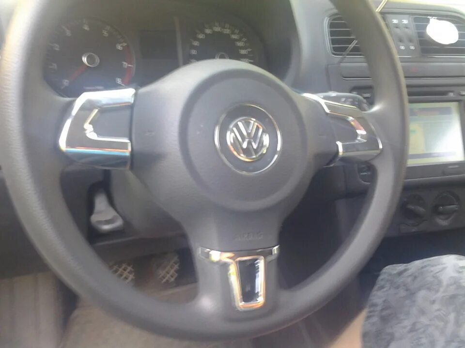 Накладки на руль volkswagen polo. Хромированные накладки на руль поло седан. Накладки на руль volkswagen polo. Руль поло 6. Накладки на руль поло.