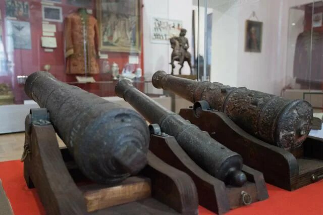 Старинный комод экспозиции "История и культура Смоленщины в XIII-XVIII веках", И