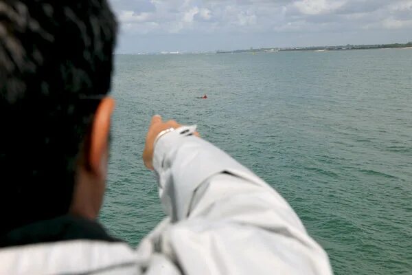 Борт корабля. Спасательная лодка на палубе. Моряк за бортом. Монтегю доусон маринист. Люди плывут на корабле.
