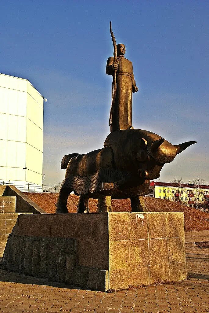 Молитвенный барабан в кызыле. Национально драматический театр кызыл. Кызыла республики тыва. Исторические памятники тувы буян бадыргы. Памятник кадарчы.